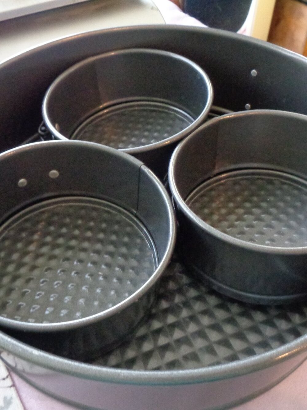 Wilton Spring Form Cake Pan 9" & 3 4" pans Set of 4 *